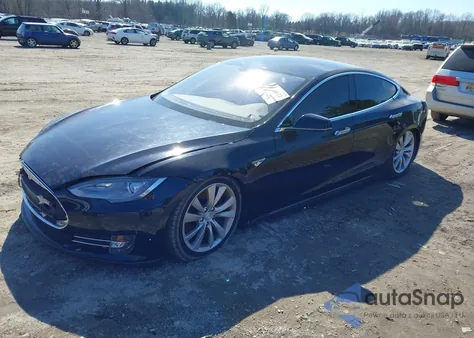 2013 Tesla Model S z USA, uszkodzony, nr VIN 5YJSA1CN0DFP21865